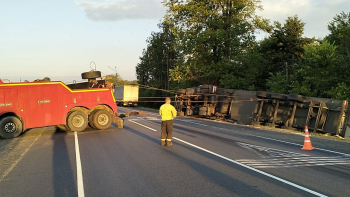 Подъем на колеса после ДТП в промзоне Ступино: работа в стесненных условиях
